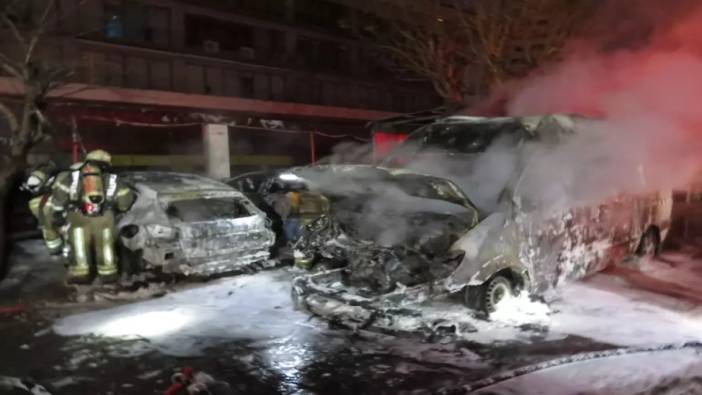 İstanbul'da servis otoparkında korkutan yangın! Karavan ile birlikte 3 otomobil alev alev yandı