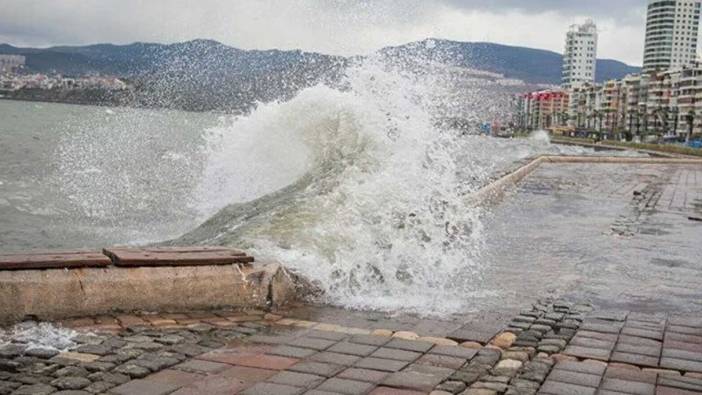 İzmir'de fırtınada okul zarar gördü! Eğitime üç gün ara verildi