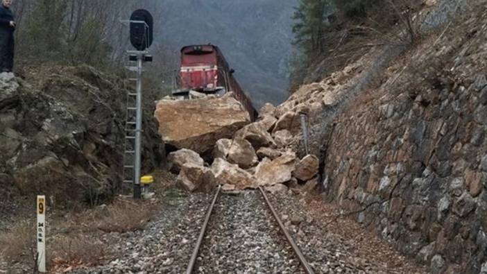 Demir yoluna düşen kayalar yük trenini raydan çıkardı