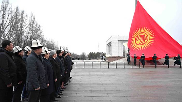 Kırgızistan'ın yeni bayrağı göndere çekildi: İşte yeni tasarımı