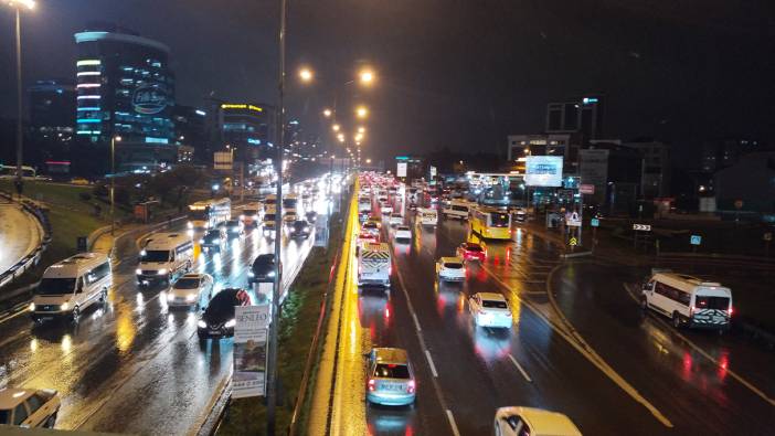 İstanbul'da akşam saatlerinde trafik yoğunluğu yaşandı