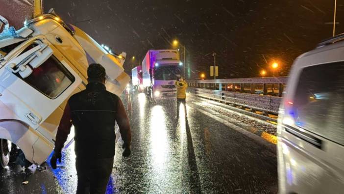 Anadolu Otoyolu'nda 2 tır çarpıştı: Ulaşımda aksama yaşandı