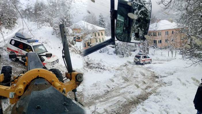 Sinop’ta karla kaplı yol açılarak hastaya müdahale edildi