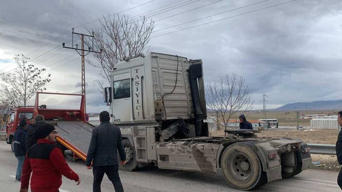Karaman'da küspe yüktü tır yola devrildi: 1 yaralı