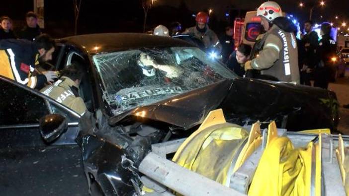 Kadıköy'de otomobil bariyerlere çarptı! 3 kişi yaralı
