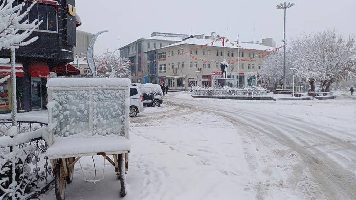 Malazgirt’te yoğun kar yağışı: Köy yolu ulaşıma kapandı