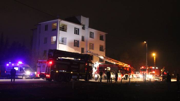 Kayseri'de 3 katlı binada yangın: 1 ölü, 8 yaralı