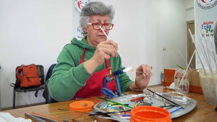 Kadınlar cam işleme kursunda takılarını kendileri üretiyor