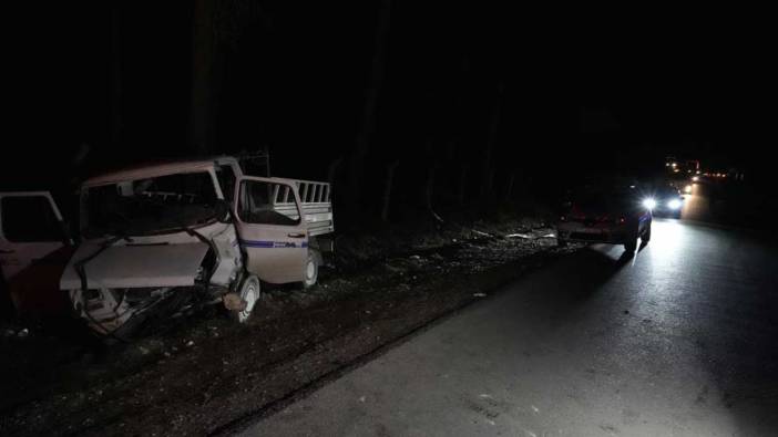 Antalya'da otomobil ile kamyonet kafa kafaya çarpıştı
