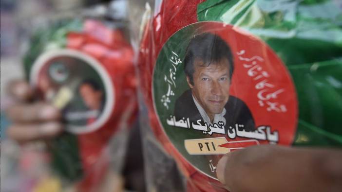 Pakistan'da eski Başbakan Khan ve Dışişleri Bakanı Kureyşi'ye 10'ar yıl hapis