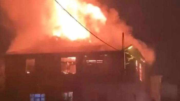 İki katlı binanın çatı katındaki yangın korkuttu