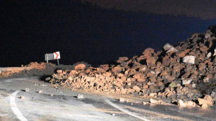 Bitlis’te yola düşen kayalar trafik akışına engel oldu