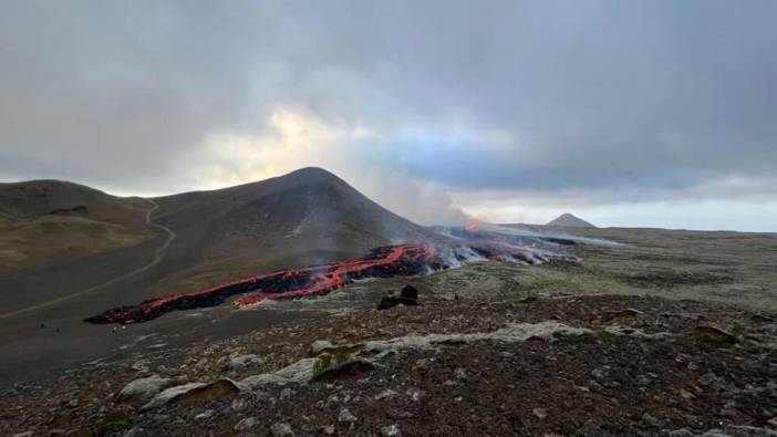 İzlanda'da Yanardağ yeniden faaliyete geçti, lav ve kül püskürttü
