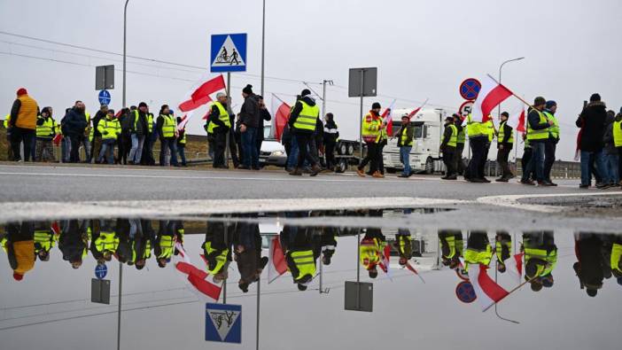 Polonya ve Macaristan'da çiftçilerden Ukrayna sınırında protesto gösterisi!