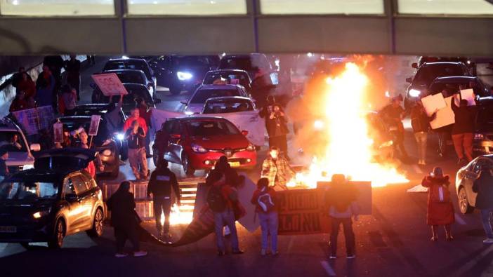 Tel Aviv'de göstericiler otoyolu ateşe verdi!