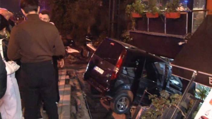 Üsküdar'da otomobil restorana çarptı! O anlar kamerada