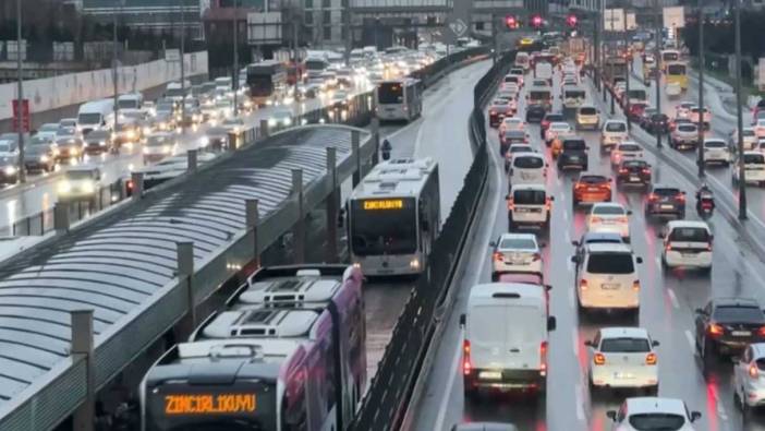 İstanbul'da yağış sabah saatlerinde trafiği kilitledi!
