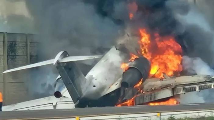 Florida’da otoyola inen uçağın yeni görüntüleri ortaya çıktı: Duvara çarparak...