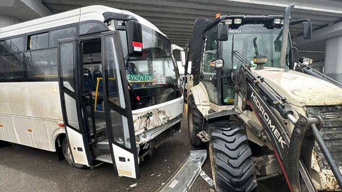 Düzce'de halk otobüsü iş makinesi ile çarpıştı: 8 yaralı!