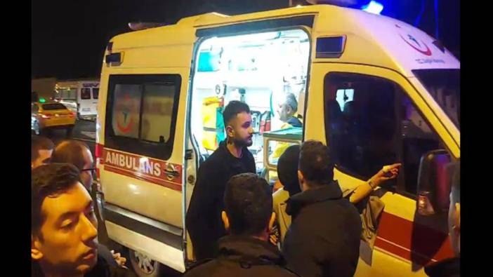 Üsküdar'da park halindeki minibüse çarpan otomobil takla attı: 2 yaralı