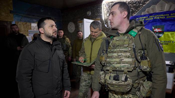 Zelenskiy, cephe hattındaki birlikleri ziyaret etti