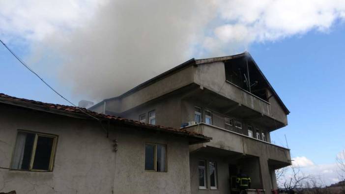 Kastamonu’da bir evin çatısında yangın çıktı!