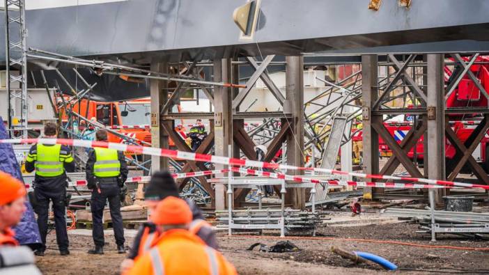 Hollanda’da inşaatı yapılan köprü çöktü: 2 ölü