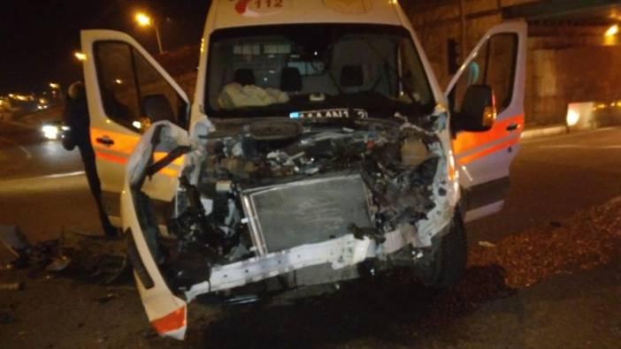 Ambulans ile işçi taşıyan minibüs çarpıştı: 8 yaralı
