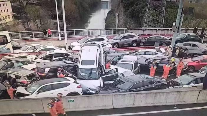 Çin’de buzlanma kaza getirdi: 100’den fazla araç birbirine girdi!