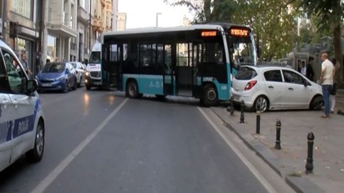 Taksim'de kontrolden çıkan otobüs 2 araca çarptı: Yaralılar var