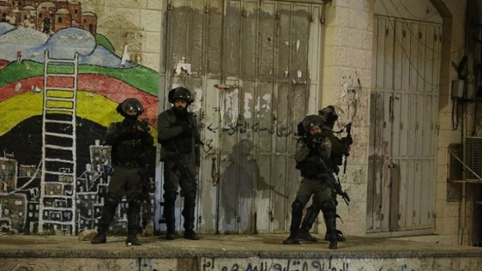 İsrail güçleri 23 Filistinliyi gözaltına aldı