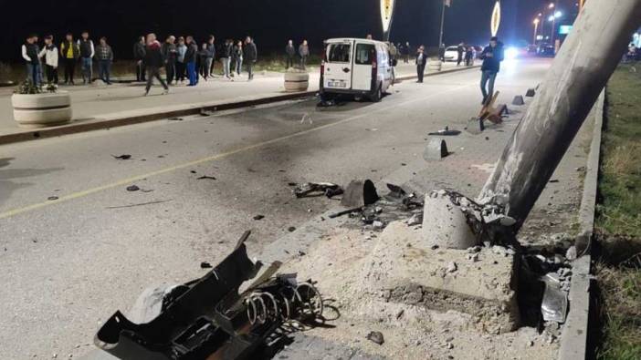 Edirne'deki araç elektrik direğine çarptı: 4 yaralı