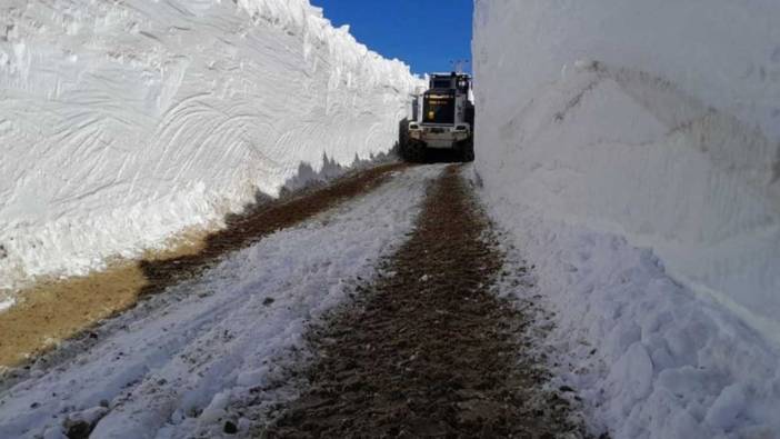 Hakkari'de kar nedeniyle kapanan üs bölgelerinin yolu yeniden açıldı