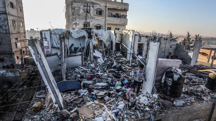 İsrail Gazze'de yüzlerce Filistinlinin toplu defnedildiği mezarlığı bombaladı