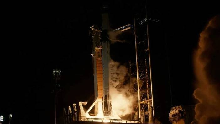 Dragon uzay aracını taşıyan Falcon-9 roketi fırlatıldı