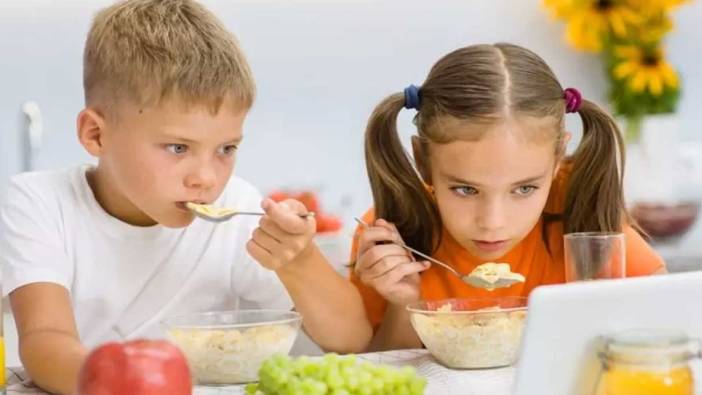 Aman dikkat! Uzmanlar uyarıyor: Çocuklara ekran karşısında yemek yedirmeyin