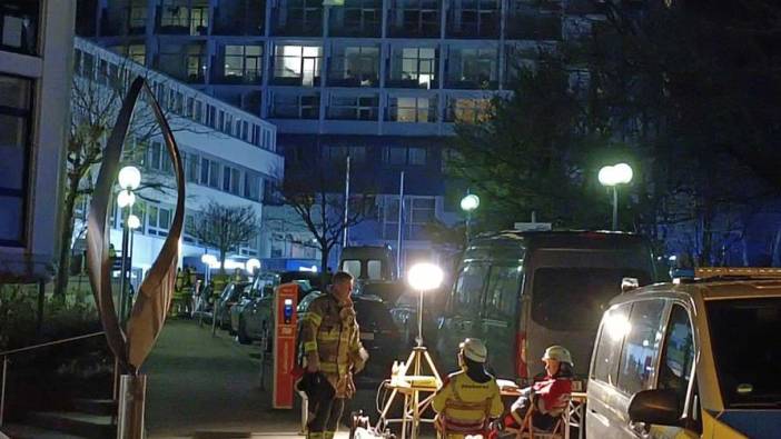 Almanya'da bir kişi hastanede meşale yakıp kendisini odaya kilitledi