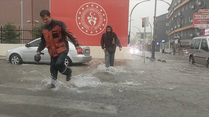 Antalya'da sağanak yağış hayatı olumsuz etkiledi