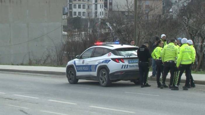 Arnavutköy’de servis minibüsü trafik polisine çarptı