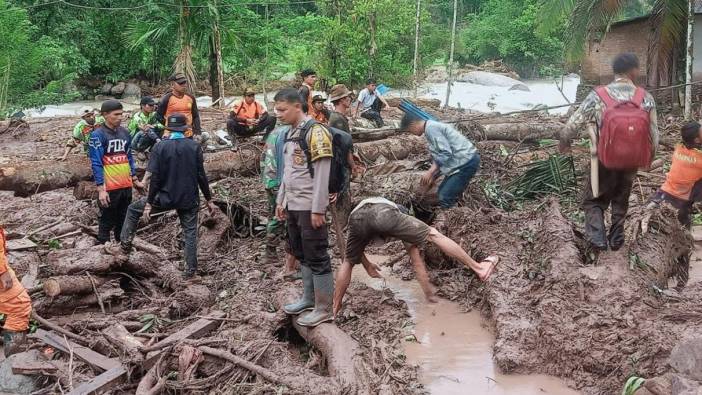 Endonezya'da heyelan felaketi:  21 ölü!