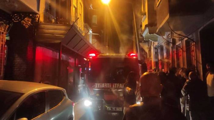 Beyoğlu'nda 4 katlı bina alev alev yandı