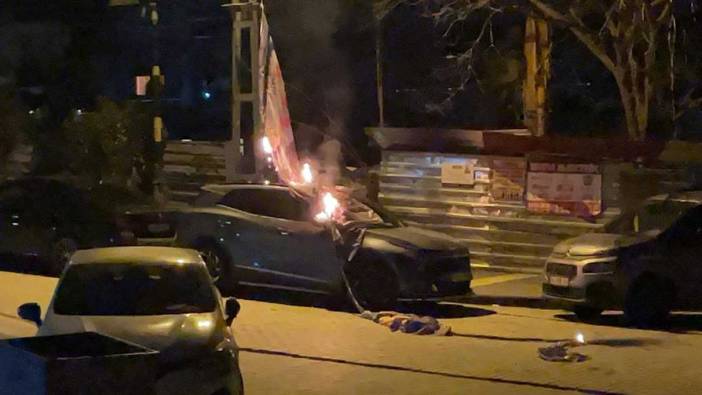 Seçim bayrağı asılan elektrik kablosu düştü, lüks araç yandı