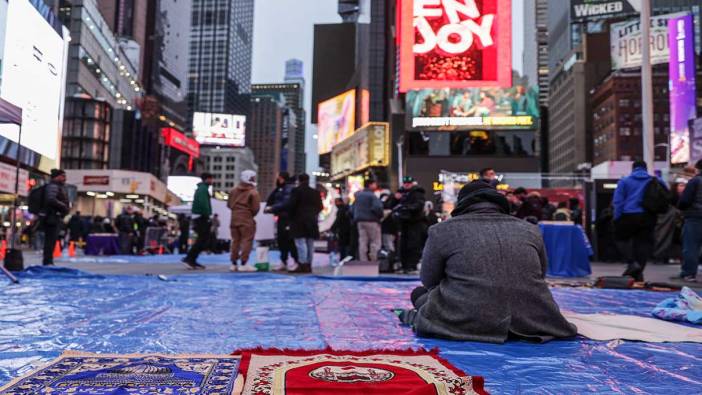 Times Meydanı'nda Ramazan ayının ilk teravih namazı kılındı