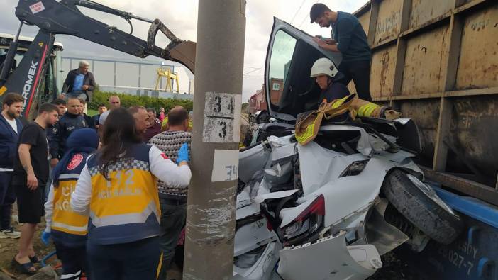 Trenin çarptığı araç hurdaya döndü: Sürücü ağır yaralandı