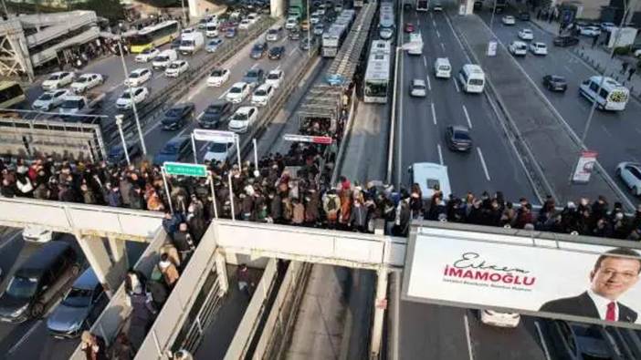 İstanbul’da metrobüs kuyruğuyla denk gelen seçim afişi