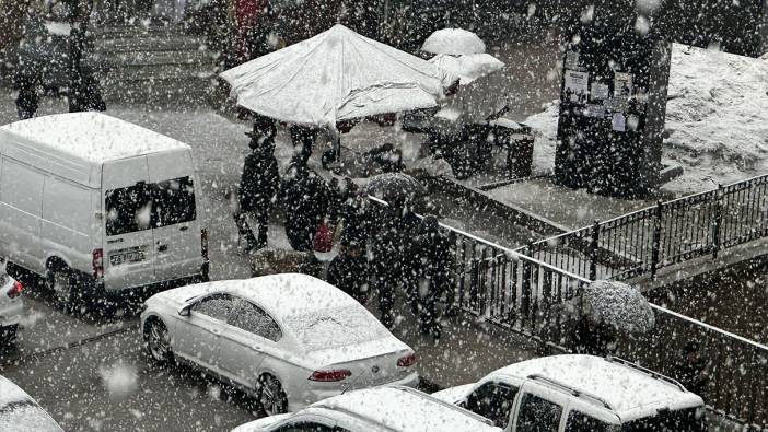 Yüksekova’da sağanak yerini kar yağışına bıraktı