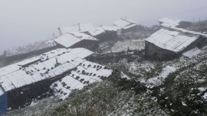 Rize'de Huser Yaylası'na mevsimin ilk karı yağdı