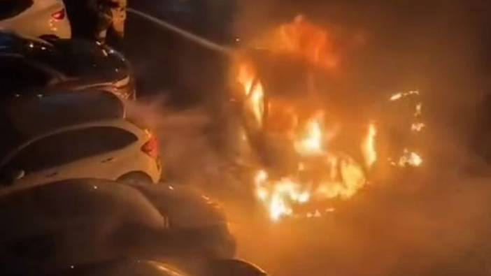 Tuzla'da park halindeki araç alev alev yandı