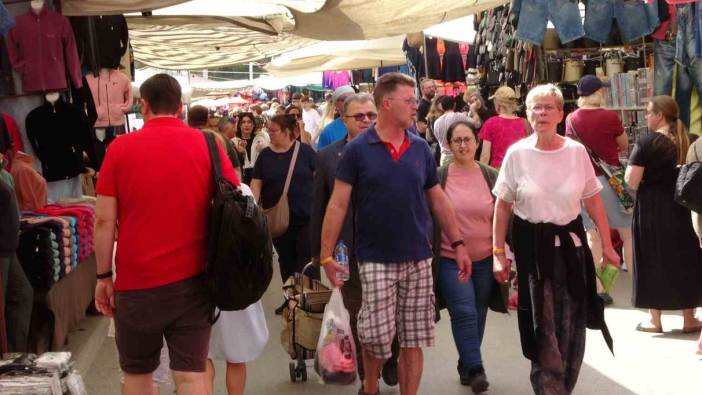 Perşembe pazarına gelen turistler esnafın yüzünü güldürdü