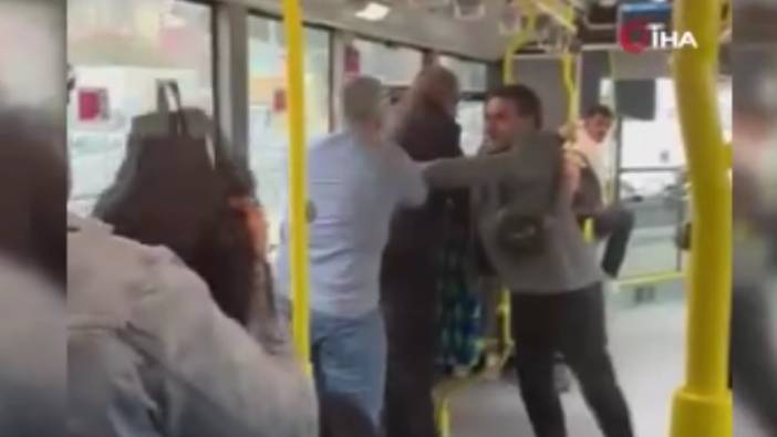 Metrobüste kavga anı cep telefonu kamerasına yansıdı